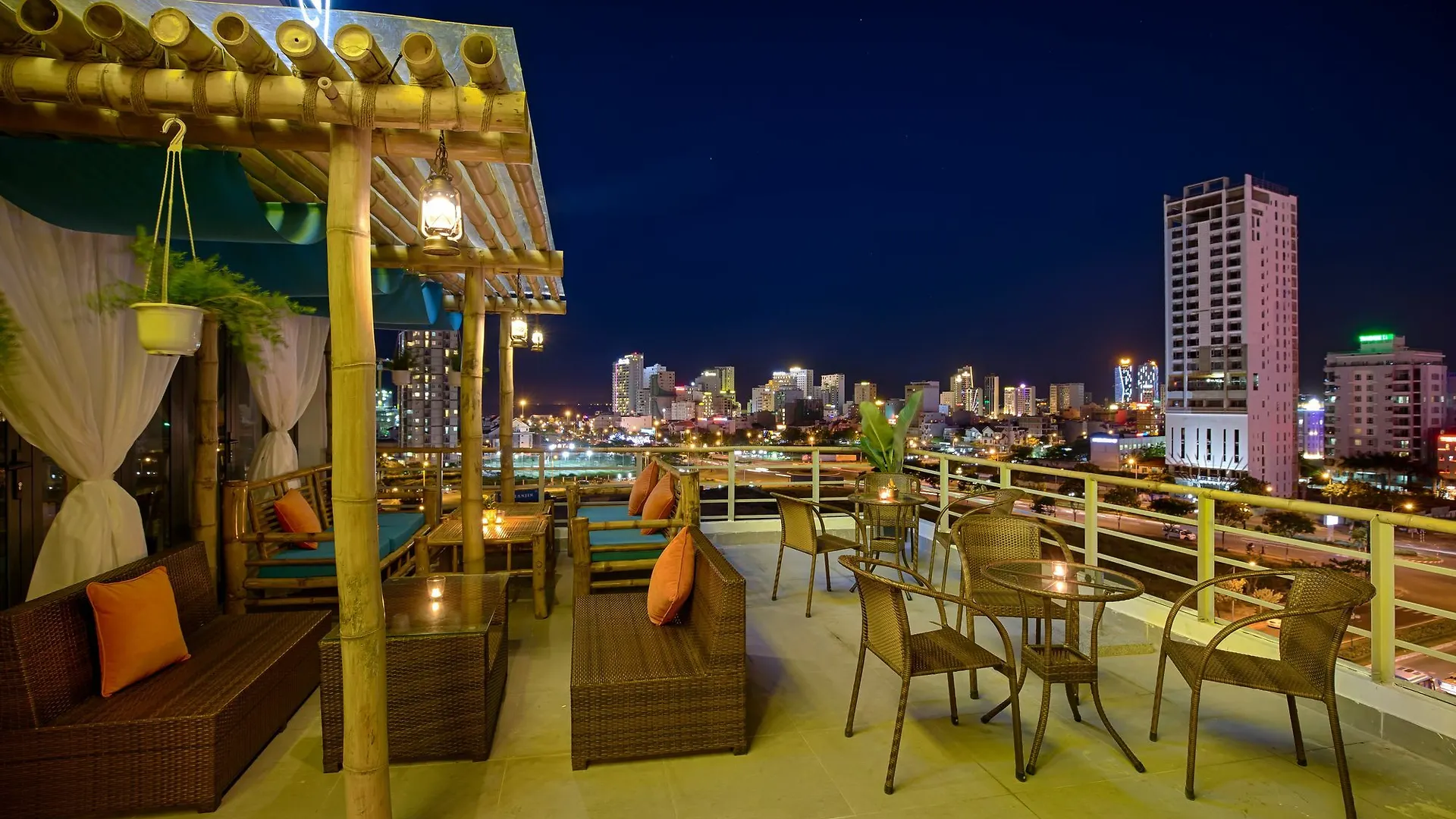 Continent Hotel דה נאנג 3*,