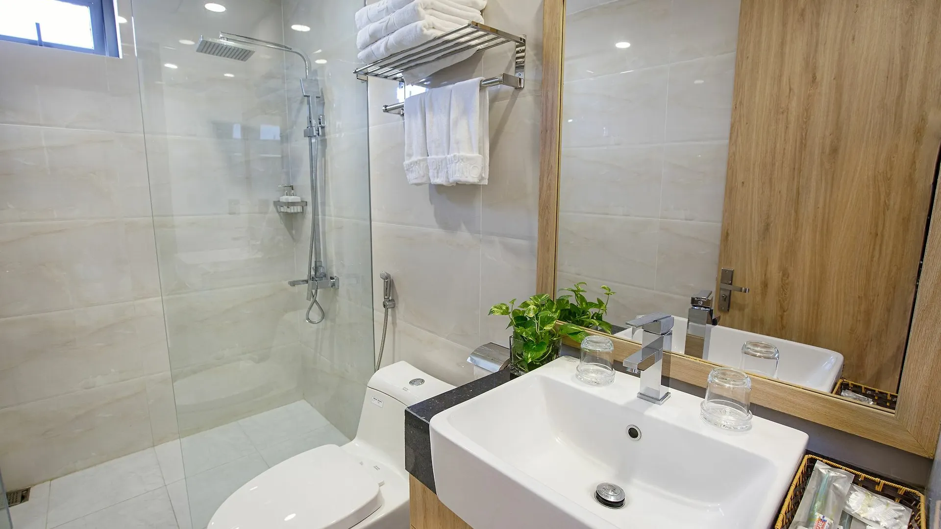 Continent Hotel דה נאנג 3*,